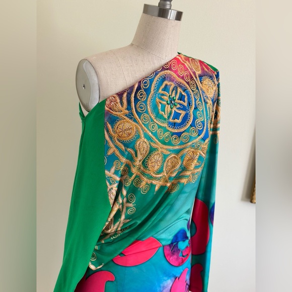 Colorful embroidered dress, vibrant patterns, long sleeves, jewel detail. - Picture 6 of 8
